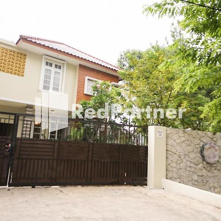 Fazza Syariah Mitra Reddoorz Hotel Джакарта Екстериор снимка