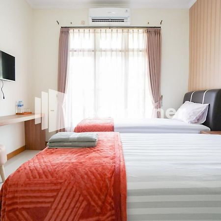 Fazza Syariah Mitra Reddoorz Hotel Джакарта Екстериор снимка