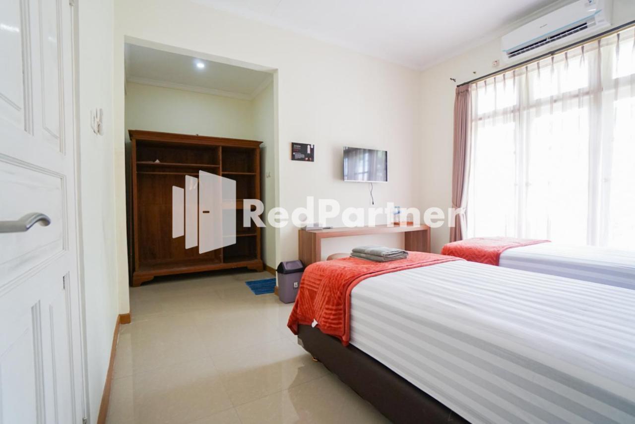 Fazza Syariah Mitra Reddoorz Hotel Джакарта Екстериор снимка