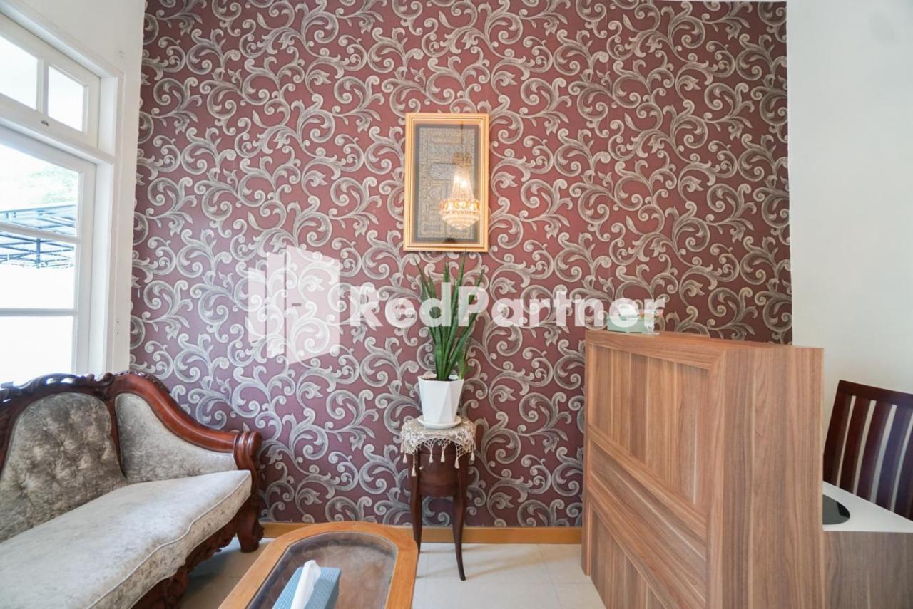 Fazza Syariah Mitra Reddoorz Hotel Джакарта Екстериор снимка