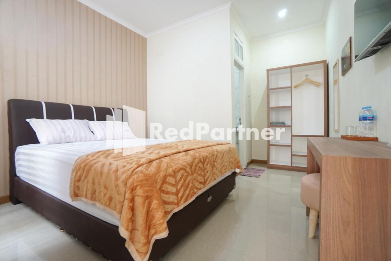 Fazza Syariah Mitra Reddoorz Hotel Джакарта Екстериор снимка