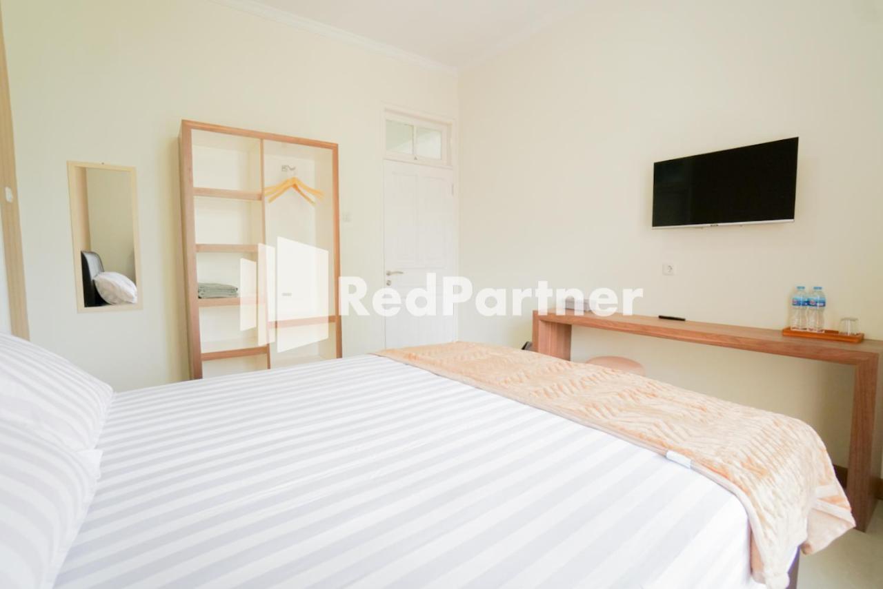 Fazza Syariah Mitra Reddoorz Hotel Джакарта Екстериор снимка