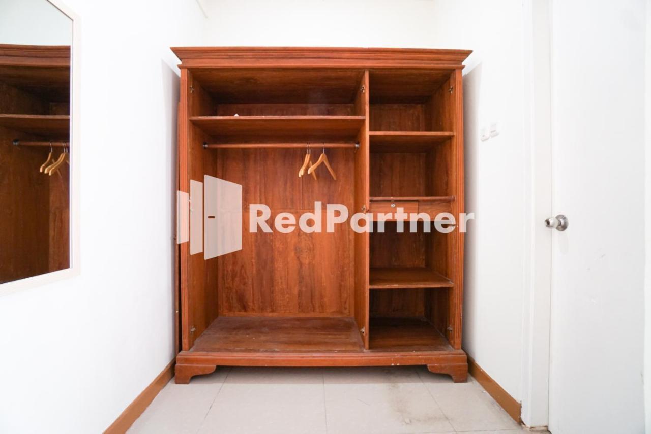 Fazza Syariah Mitra Reddoorz Hotel Джакарта Екстериор снимка