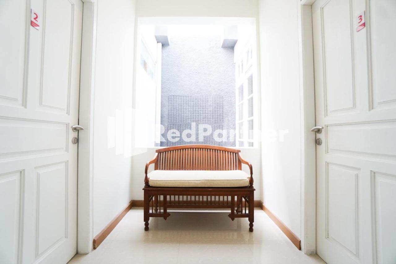Fazza Syariah Mitra Reddoorz Hotel Джакарта Екстериор снимка