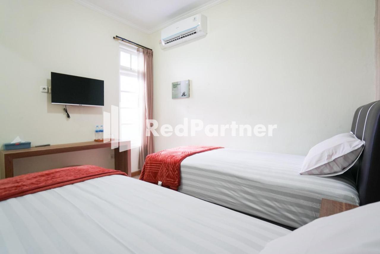 Fazza Syariah Mitra Reddoorz Hotel Джакарта Екстериор снимка