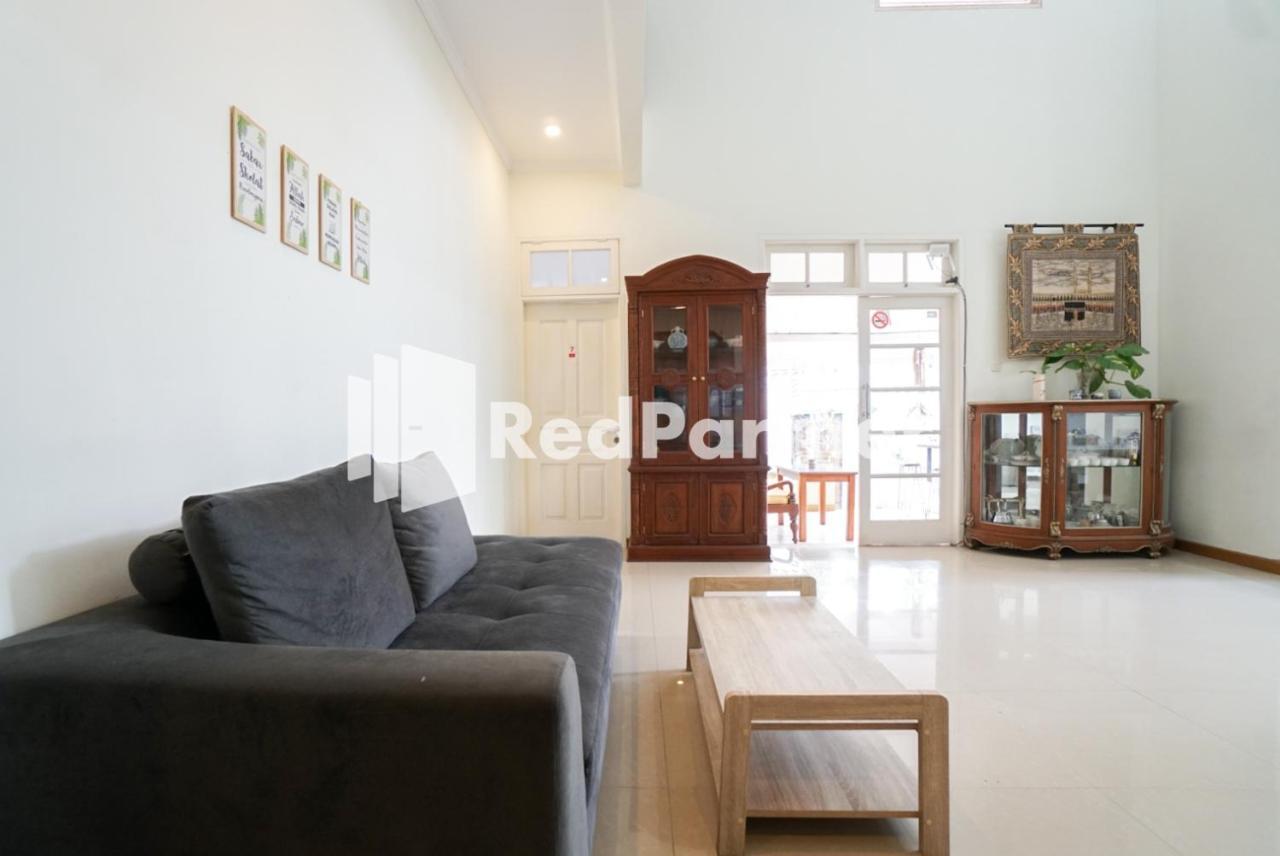 Fazza Syariah Mitra Reddoorz Hotel Джакарта Екстериор снимка