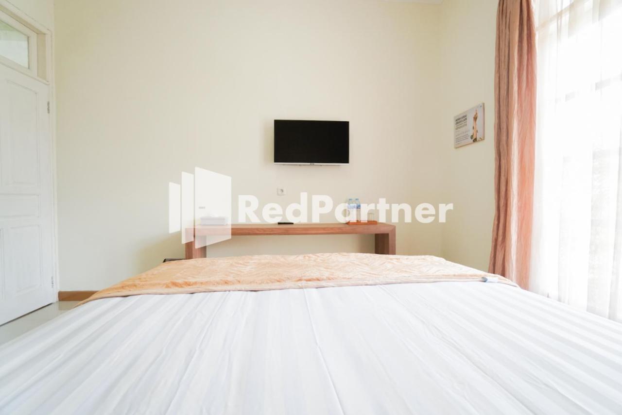 Fazza Syariah Mitra Reddoorz Hotel Джакарта Екстериор снимка