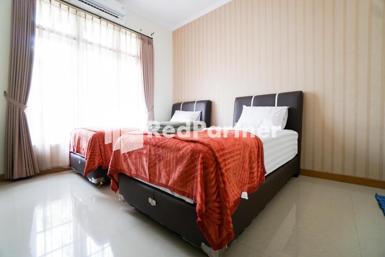 Fazza Syariah Mitra Reddoorz Hotel Джакарта Екстериор снимка