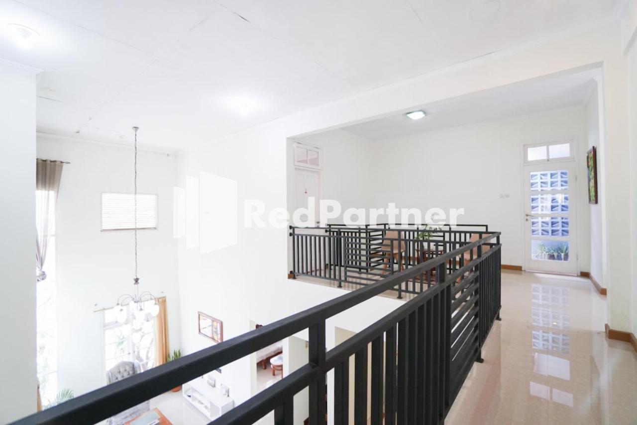Fazza Syariah Mitra Reddoorz Hotel Джакарта Екстериор снимка