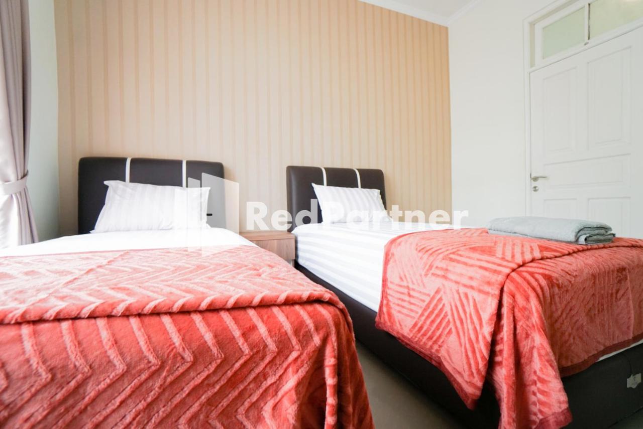 Fazza Syariah Mitra Reddoorz Hotel Джакарта Екстериор снимка