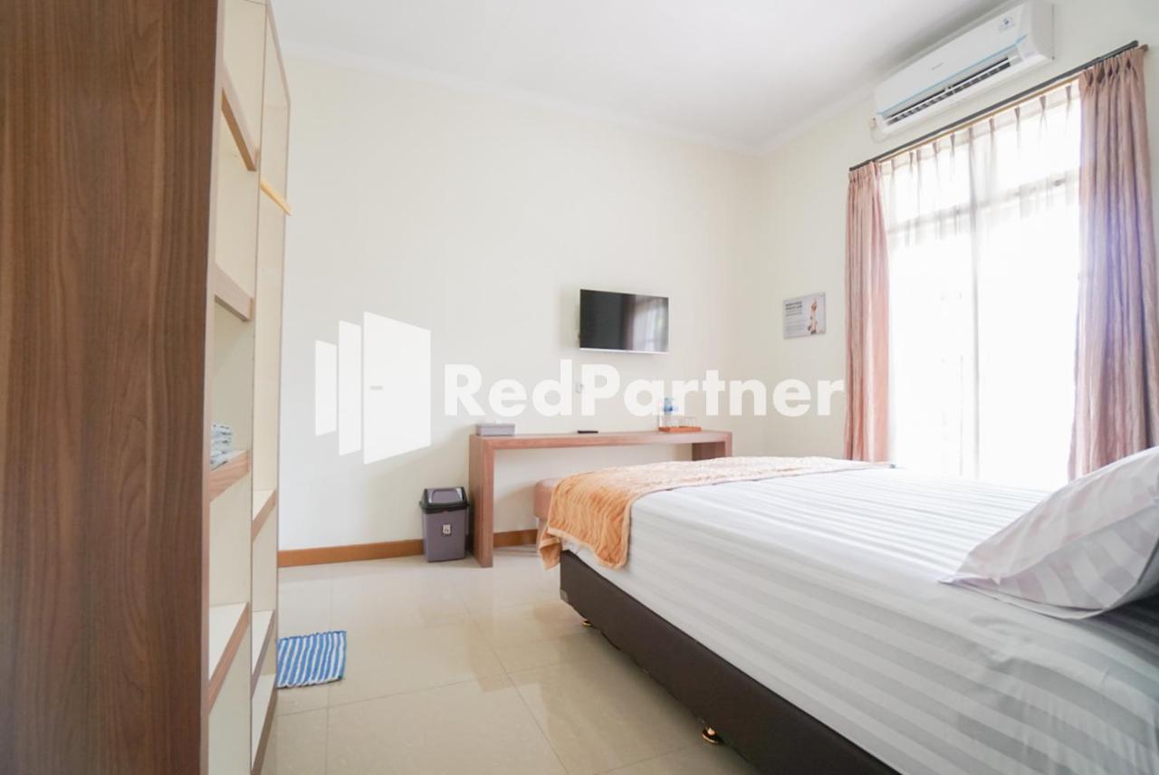 Fazza Syariah Mitra Reddoorz Hotel Джакарта Екстериор снимка
