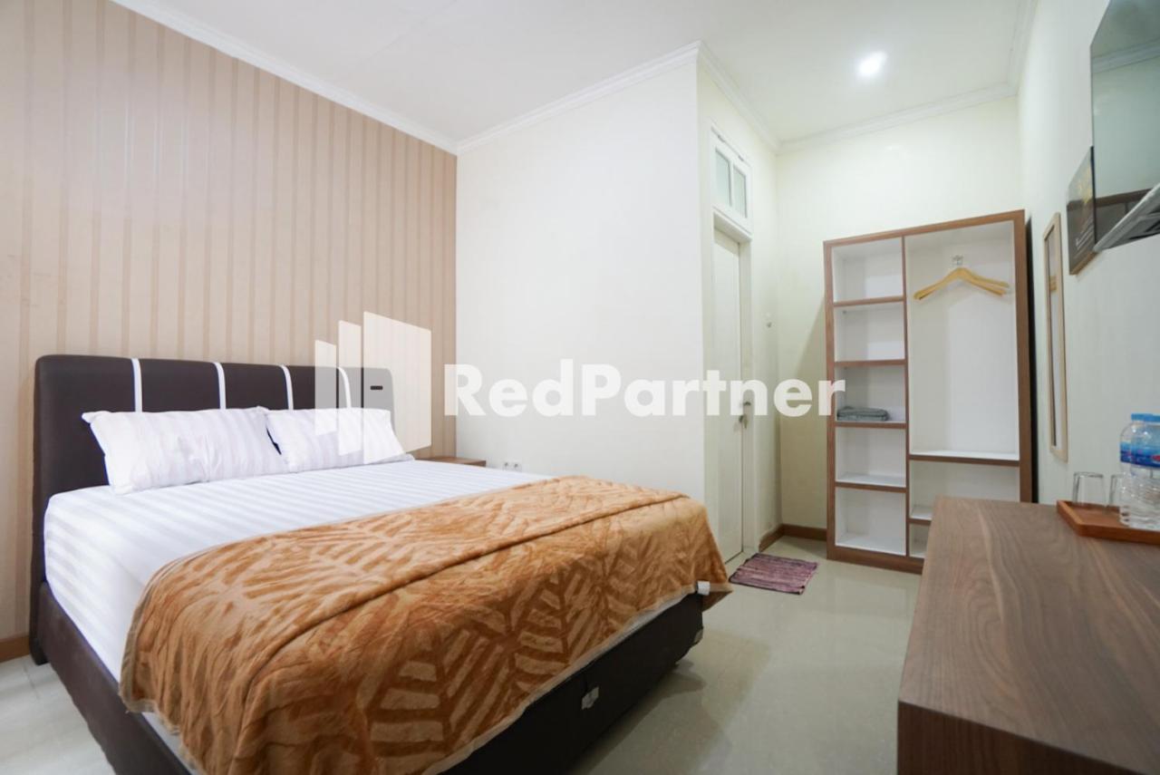 Fazza Syariah Mitra Reddoorz Hotel Джакарта Екстериор снимка