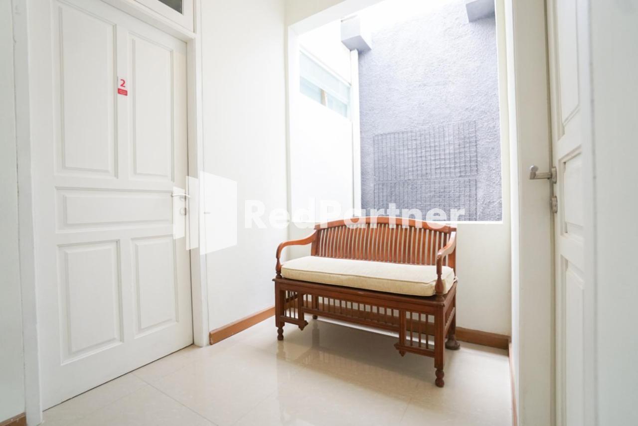 Fazza Syariah Mitra Reddoorz Hotel Джакарта Екстериор снимка