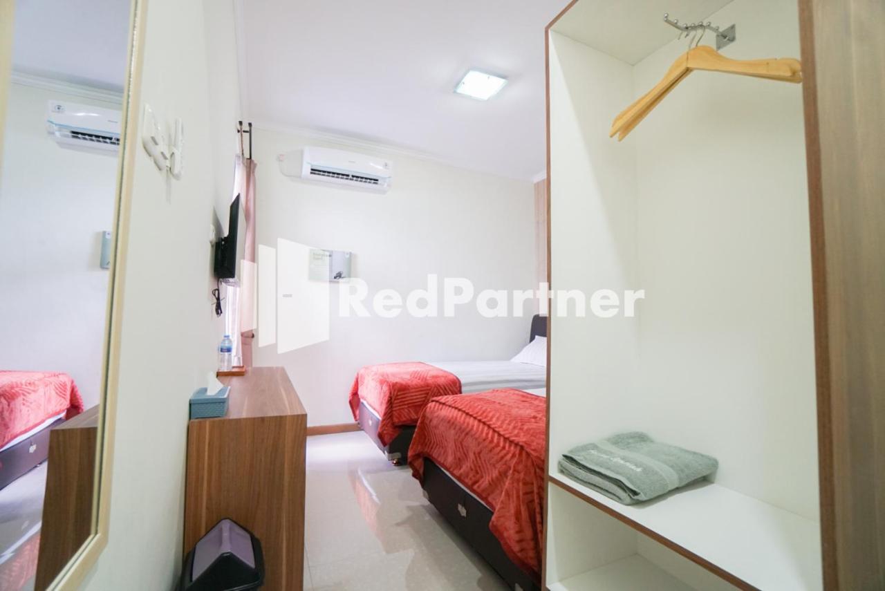 Fazza Syariah Mitra Reddoorz Hotel Джакарта Екстериор снимка