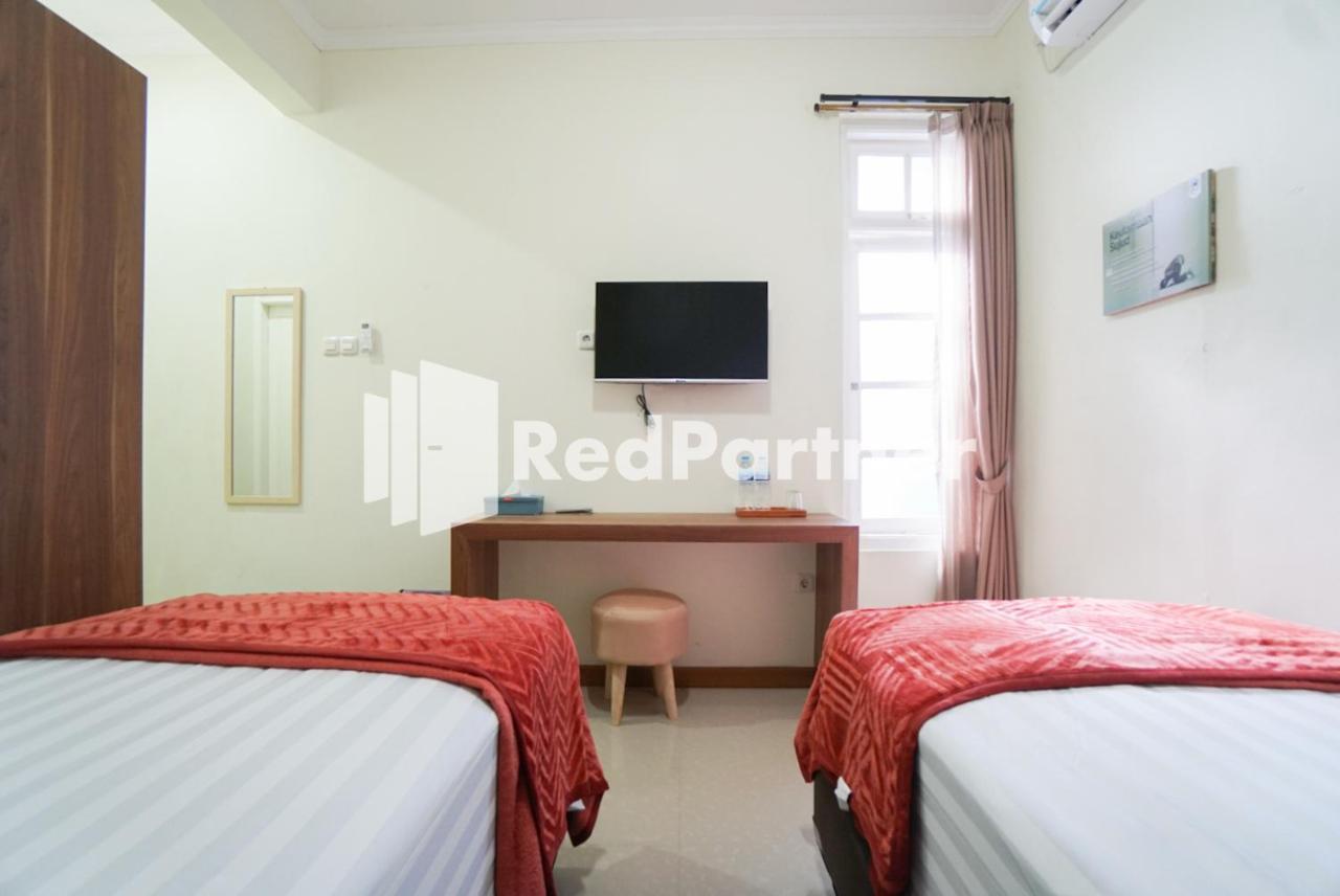 Fazza Syariah Mitra Reddoorz Hotel Джакарта Екстериор снимка