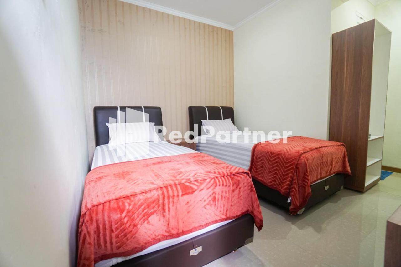 Fazza Syariah Mitra Reddoorz Hotel Джакарта Екстериор снимка