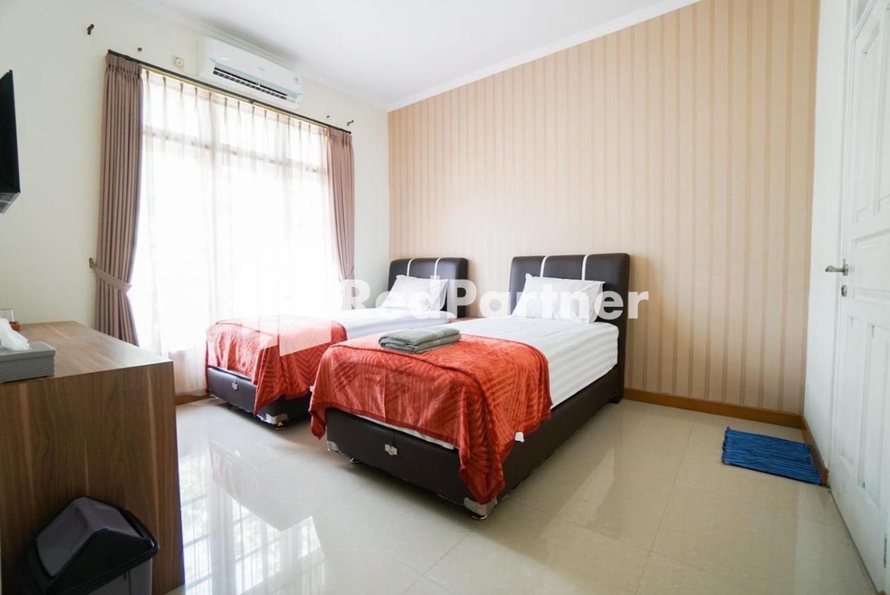 Fazza Syariah Mitra Reddoorz Hotel Джакарта Екстериор снимка