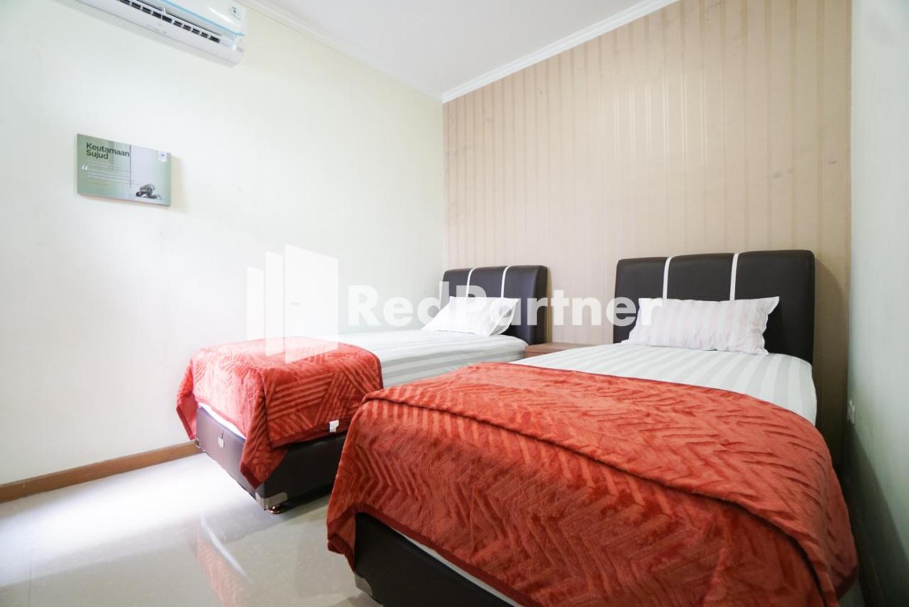 Fazza Syariah Mitra Reddoorz Hotel Джакарта Екстериор снимка