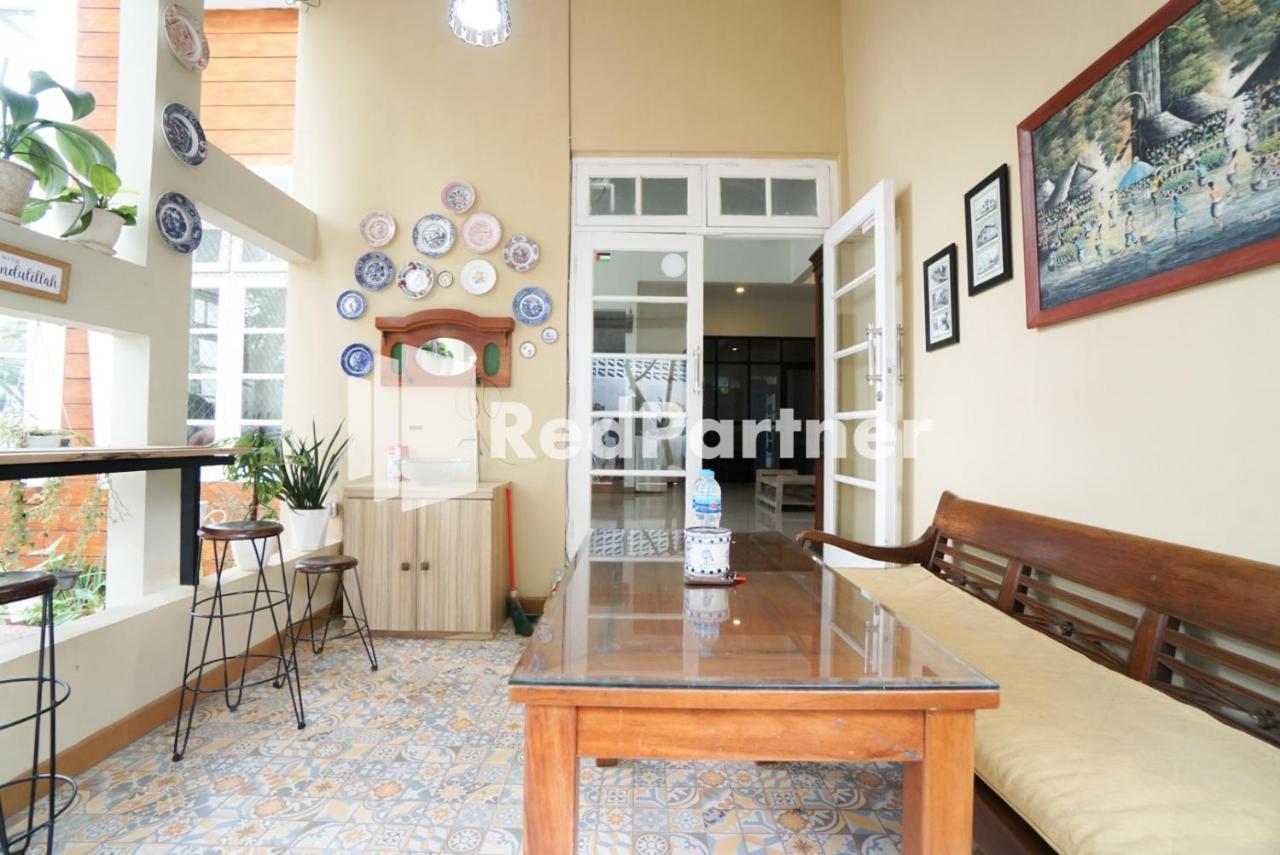 Fazza Syariah Mitra Reddoorz Hotel Джакарта Екстериор снимка