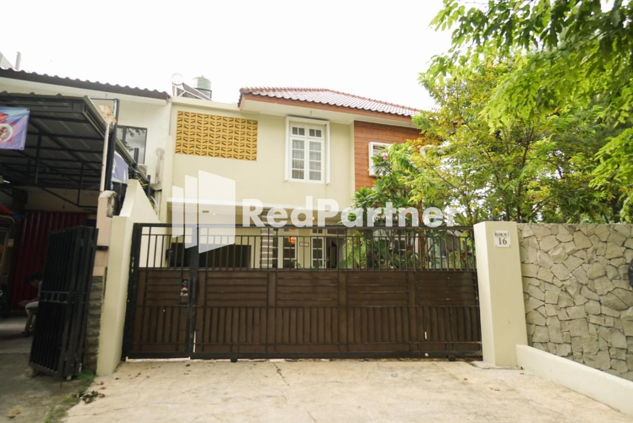 Fazza Syariah Mitra Reddoorz Hotel Джакарта Екстериор снимка