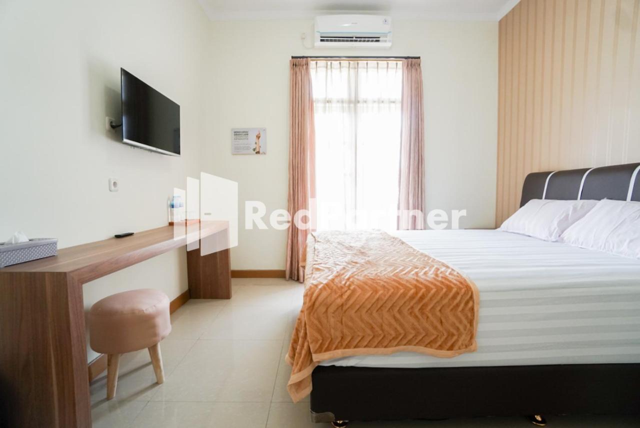 Fazza Syariah Mitra Reddoorz Hotel Джакарта Екстериор снимка